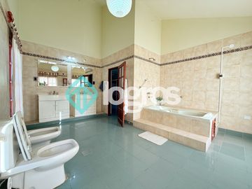 Casa en venta c/ cochera en Grand Bourg