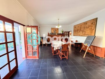 Casa en venta c/ cochera en Grand Bourg
