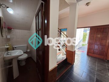 Casa en venta c/ cochera en Grand Bourg