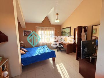 Casa en venta c/ cochera en Grand Bourg