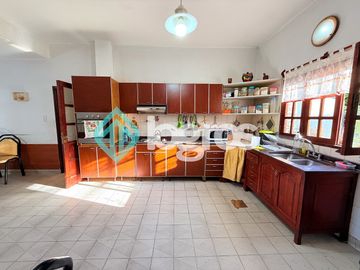 Casa en venta c/ cochera en Grand Bourg