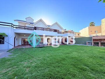 Casa en venta c/ cochera en Grand Bourg