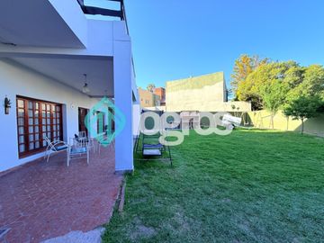 Casa en venta c/ cochera en Grand Bourg