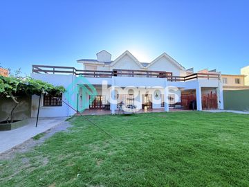 Casa en venta c/ cochera en Grand Bourg