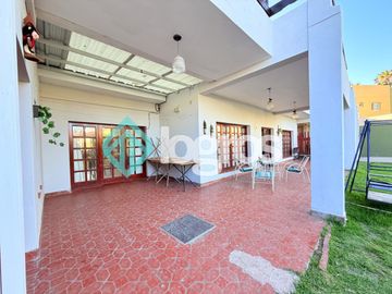 Casa en venta c/ cochera en Grand Bourg