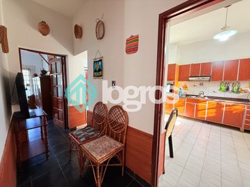 Casa en venta c/ cochera en Grand Bourg
