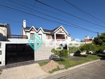 Casa en venta c/ cochera en Grand Bourg