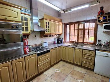 VENTA CASA 5 AMBIENTES PARQUE PISCINA TORTUGUITAS