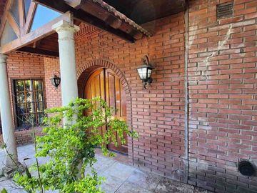 VENTA CASA 5 AMBIENTES PARQUE PISCINA TORTUGUITAS