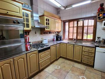 VENTA CASA 5 AMBIENTES PARQUE PISCINA TORTUGUITAS