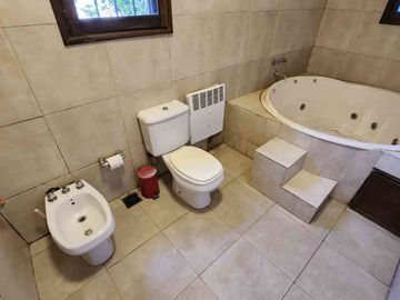 VENTA CASA 5 AMBIENTES PARQUE PISCINA TORTUGUITAS