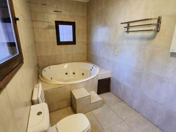 VENTA CASA 5 AMBIENTES PARQUE PISCINA TORTUGUITAS