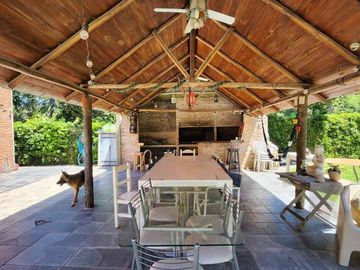 VENTA CASA 5 AMBIENTES PARQUE PISCINA TORTUGUITAS