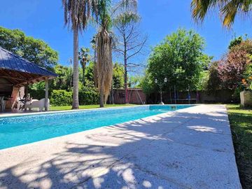 VENTA CASA 5 AMBIENTES PARQUE PISCINA TORTUGUITAS