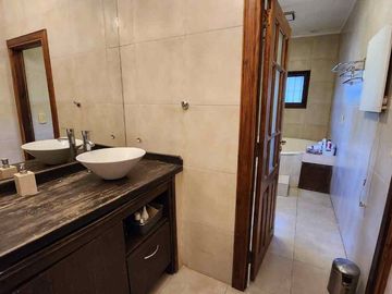 VENTA CASA 5 AMBIENTES PARQUE PISCINA TORTUGUITAS