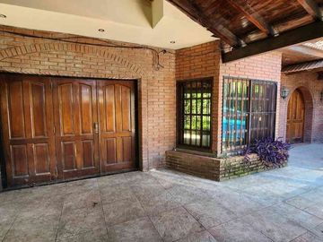 VENTA CASA 5 AMBIENTES PARQUE PISCINA TORTUGUITAS