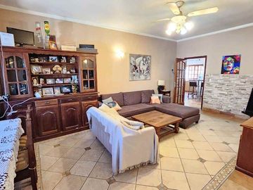 VENTA CASA 5 AMBIENTES PARQUE PISCINA TORTUGUITAS