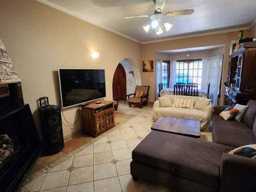 VENTA CASA 5 AMBIENTES PARQUE PISCINA TORTUGUITAS