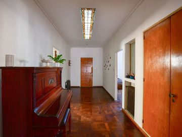 Departamento de 4 dormitorios y terraza EN VENTA
