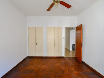 Departamento de 4 dormitorios y terraza EN VENTA