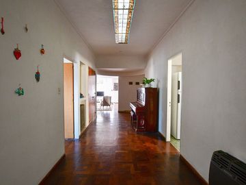 Departamento de 4 dormitorios y terraza EN VENTA