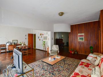Departamento de 4 dormitorios y terraza EN VENTA