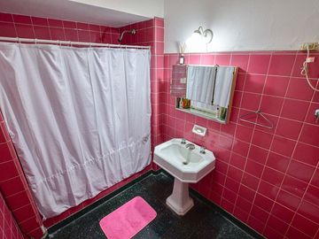 Departamento de 4 dormitorios y terraza EN VENTA