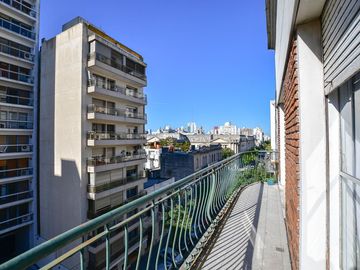 Departamento de 4 dormitorios y terraza EN VENTA