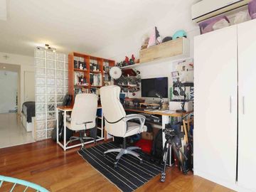 Venta depto 2 amb c/escritorio Flores, c/balcón