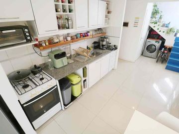 Venta depto 2 amb c/escritorio Flores, c/balcón