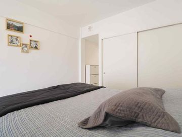 Venta depto 2 amb c/escritorio Flores, c/balcón