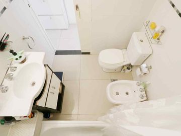 Venta depto 2 amb c/escritorio Flores, c/balcón