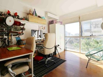 Venta depto 2 amb c/escritorio Flores, c/balcón