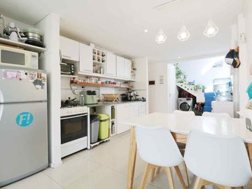 Venta depto 2 amb c/escritorio Flores, c/balcón