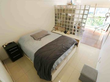 Venta depto 2 amb c/escritorio Flores, c/balcón