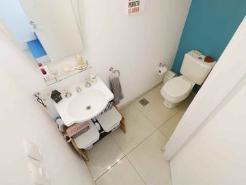 Venta depto 2 amb c/escritorio Flores, c/balcón