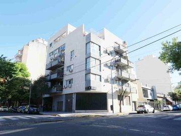 Venta depto 2 amb c/escritorio Flores, c/balcón