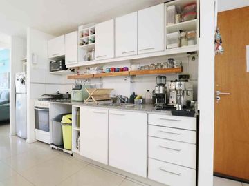 Venta depto 2 amb c/escritorio Flores, c/balcón