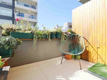 Venta depto 2 amb c/escritorio Flores, c/balcón
