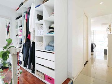 Venta depto 2 amb c/escritorio Flores, c/balcón