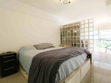 Venta depto 2 amb c/escritorio Flores, c/balcón