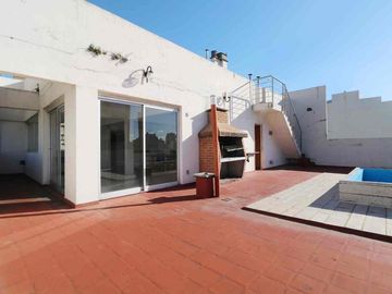 Venta depto 2 amb c/escritorio Flores, c/balcón