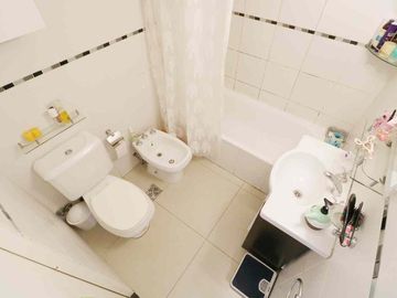 Venta depto 2 amb c/escritorio Flores, c/balcón