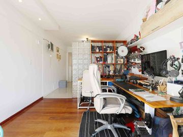 Venta depto 2 amb c/escritorio Flores, c/balcón