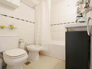 Venta depto 2 amb c/escritorio Flores, c/balcón