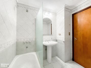 Casa en venta, 4 dormitorios, 4 baños, 377 m2 cub.