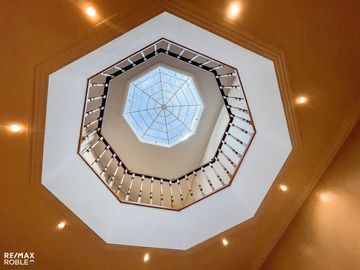 Casa en venta, 4 dormitorios, 4 baños, 377 m2 cub.