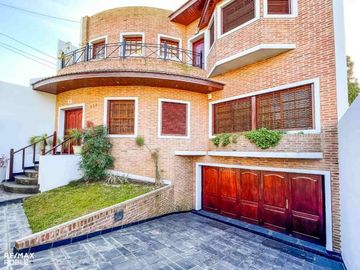 Casa en venta, 4 dormitorios, 4 baños, 377 m2 cub.