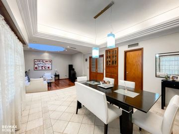 Casa en venta, 4 dormitorios, 4 baños, 377 m2 cub.