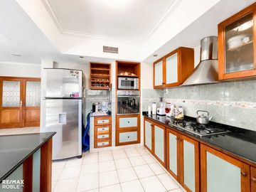 Casa en venta, 4 dormitorios, 4 baños, 377 m2 cub.